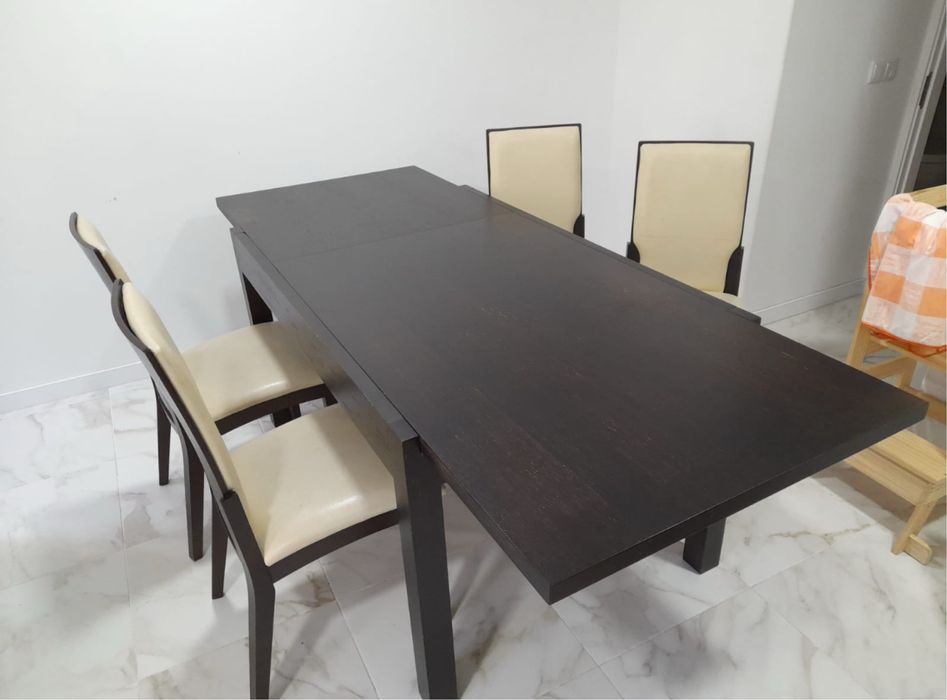 Conjunto ikea de mesa e cadeiras e armario