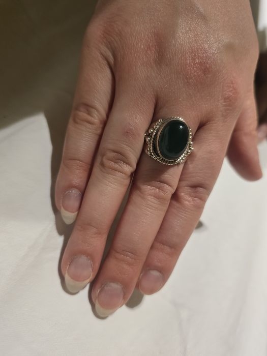 Stary, srebrny pierscionek z zielonym oczkiem