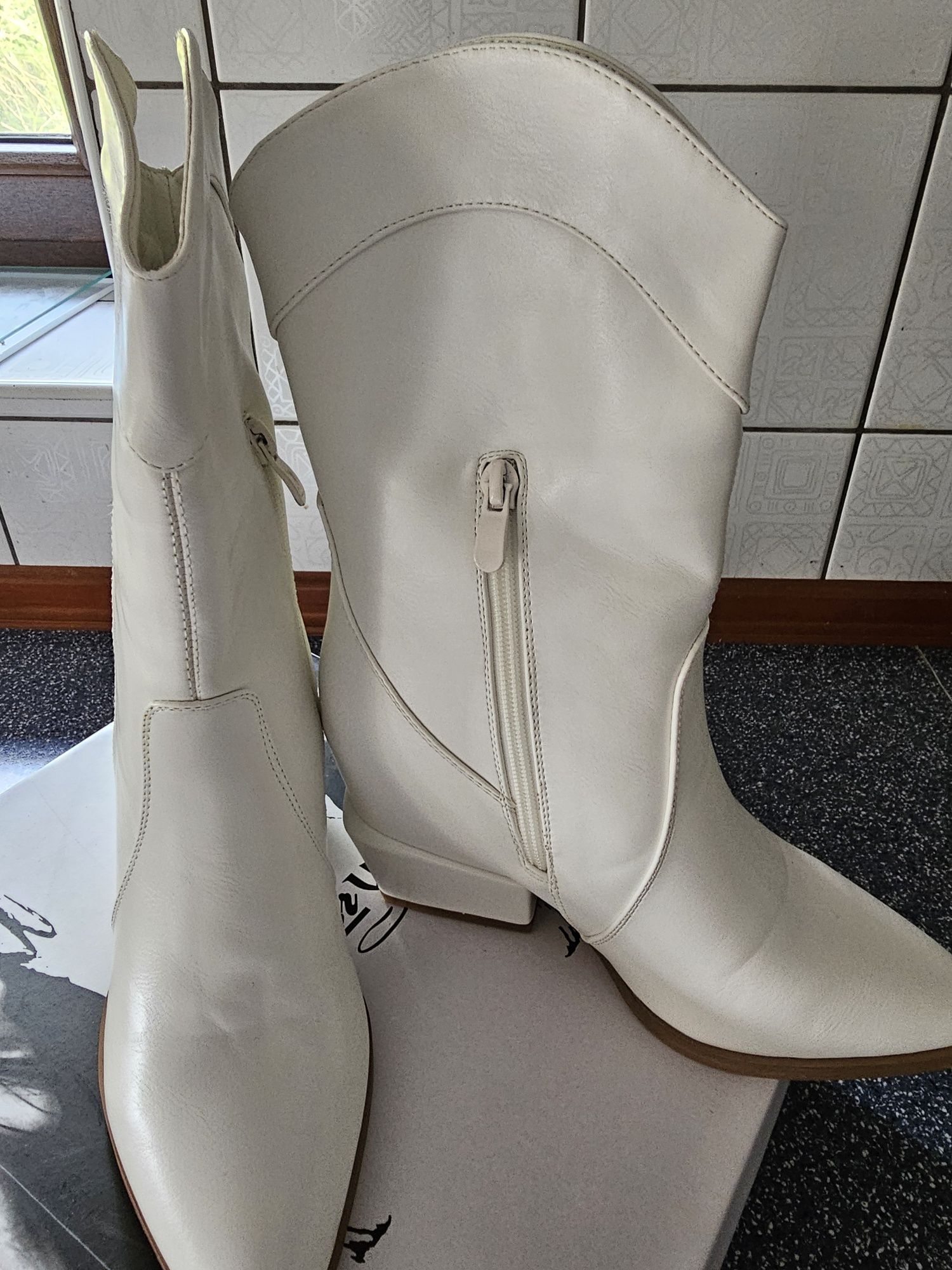 Nowe białe kowbojki