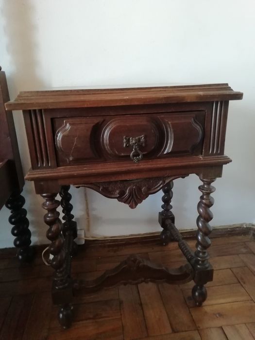 Mobilia de quarto (camas, mesinhas de cabeceiras, guarda fato, cómoda)