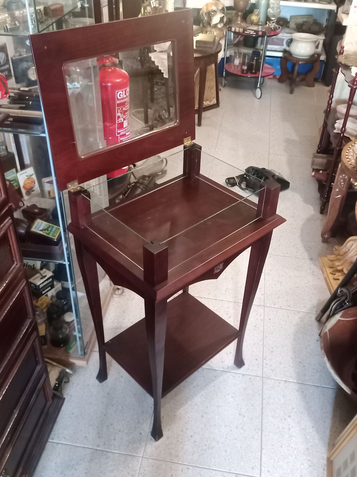 Mesa expositora vitrine em madeira e vidro biselado