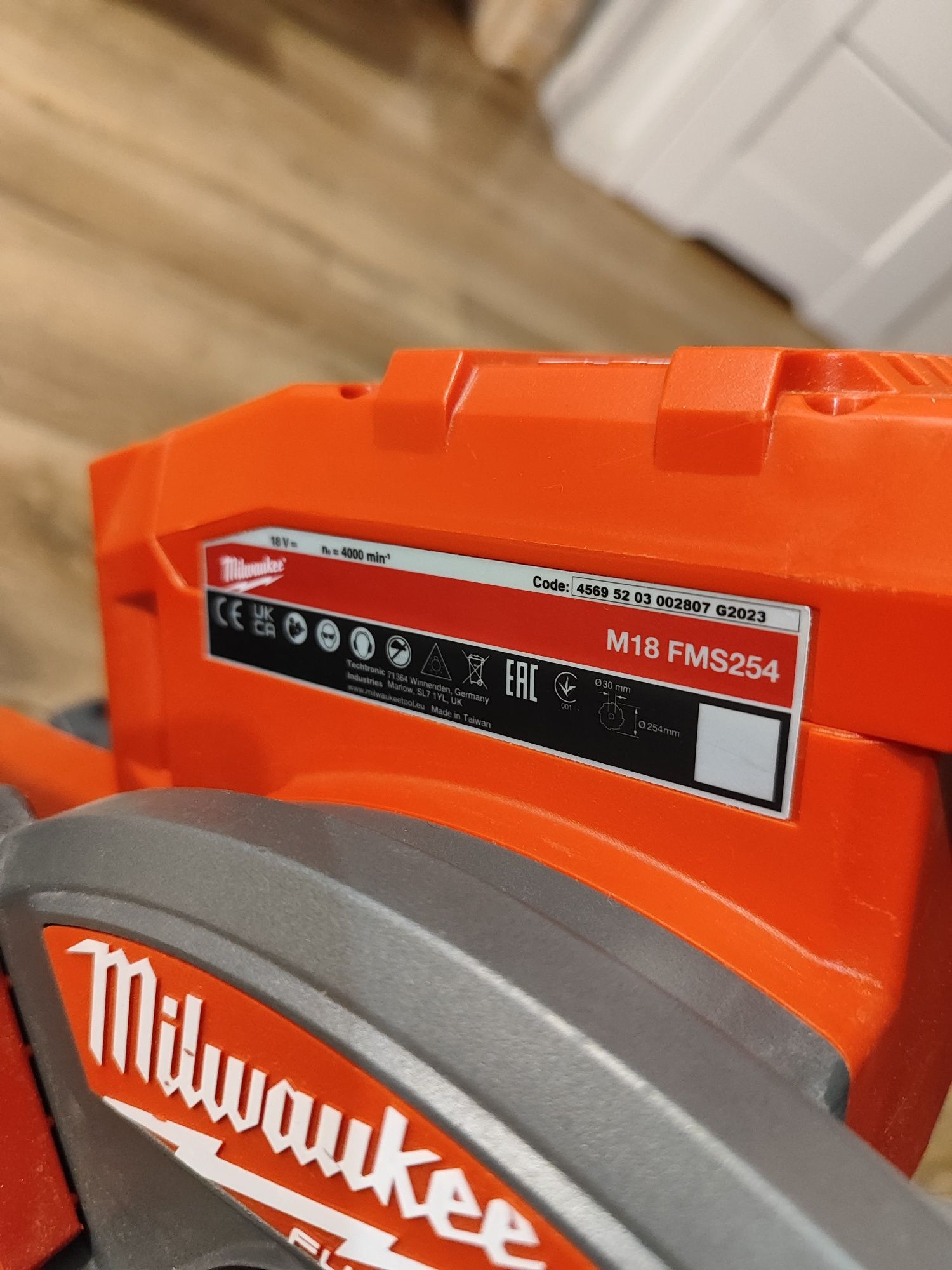 Piła ukosowa z posuwem Milwaukee Fuel M18 FMS254, rok 2023
