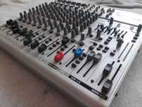 Behringer Eurorack UB1832FX‑PRO – Rackowy mikser 18‑kanałowy z FX,