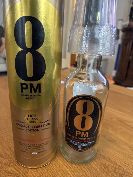Pusta butelka po whisky 8PM z pudełkiem i szklanką