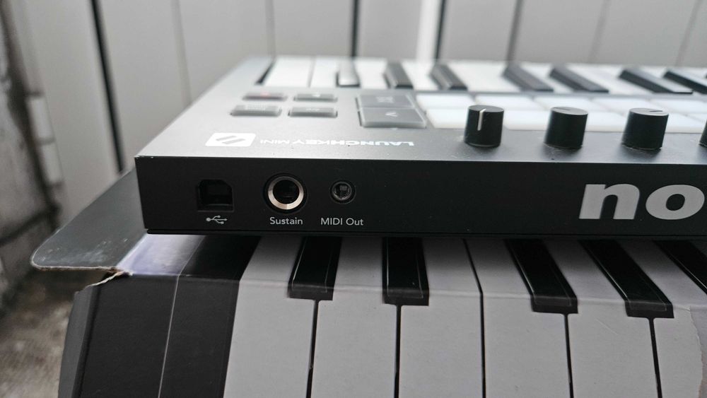 Teclado MIDI controlador - Novation Launchkey Mini mk3