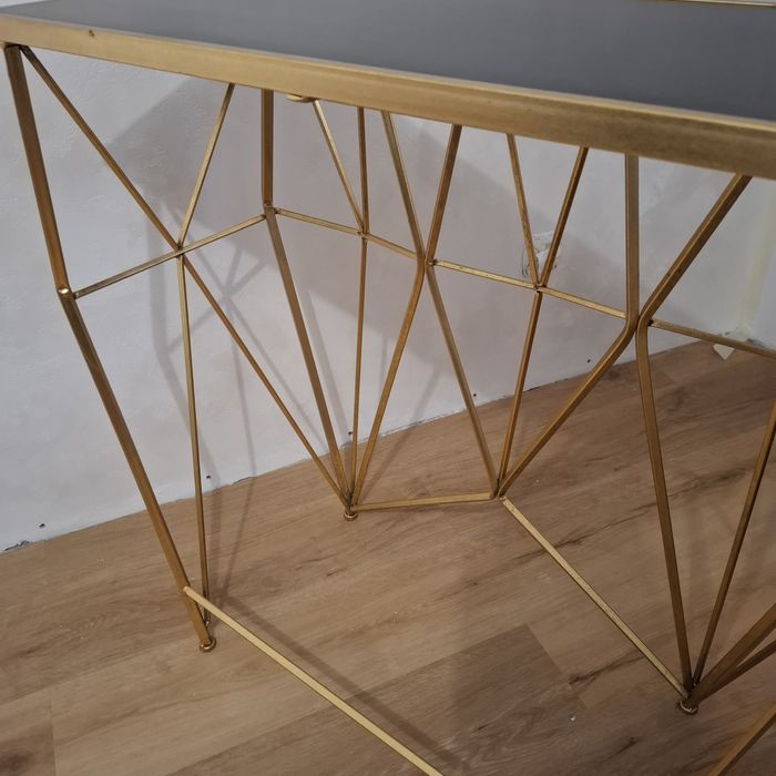 Złota konsola metalowa