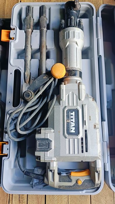 Młot wyburzeniowy Titan udarowy 50J 1700W TTB811DRH 16,4 kg