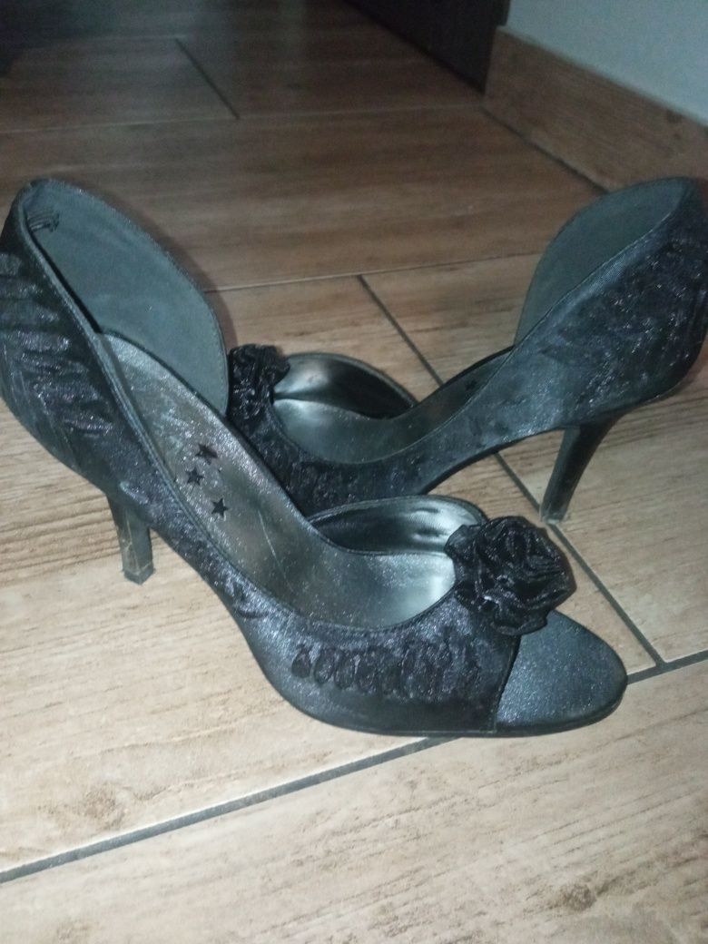 Buty na obcasie z subtelnym zdobieniem
