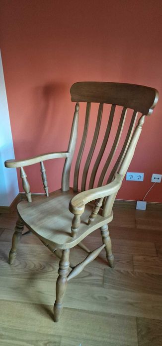 Cadeira de madeira maciça da Companhia Inglesa