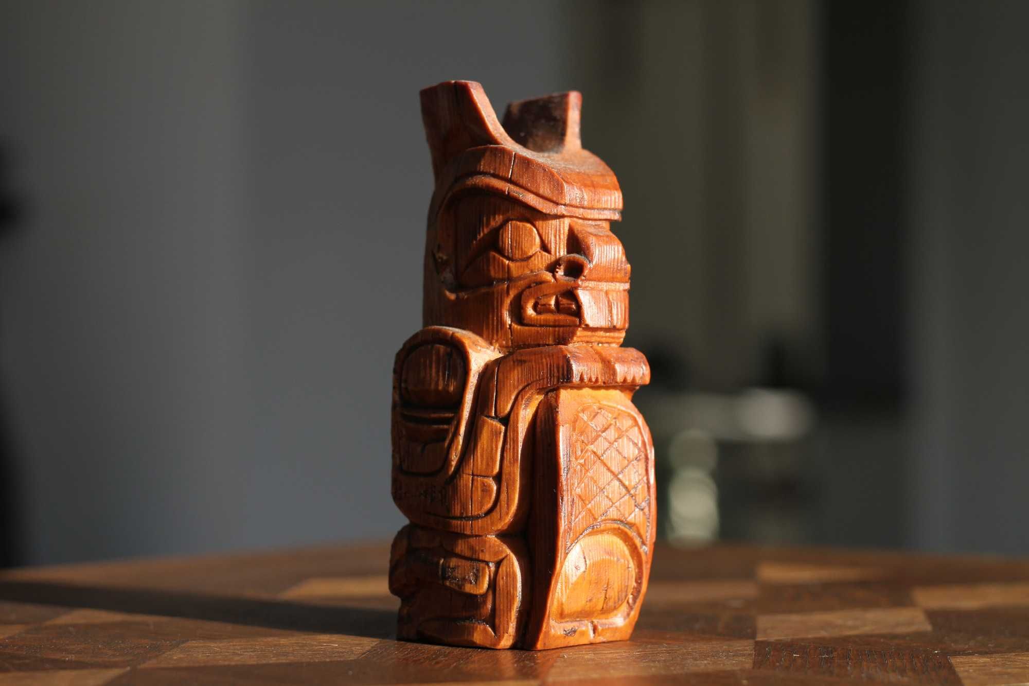Alaskan Tufflukk totem z drewna sygnowany stary 15 cm