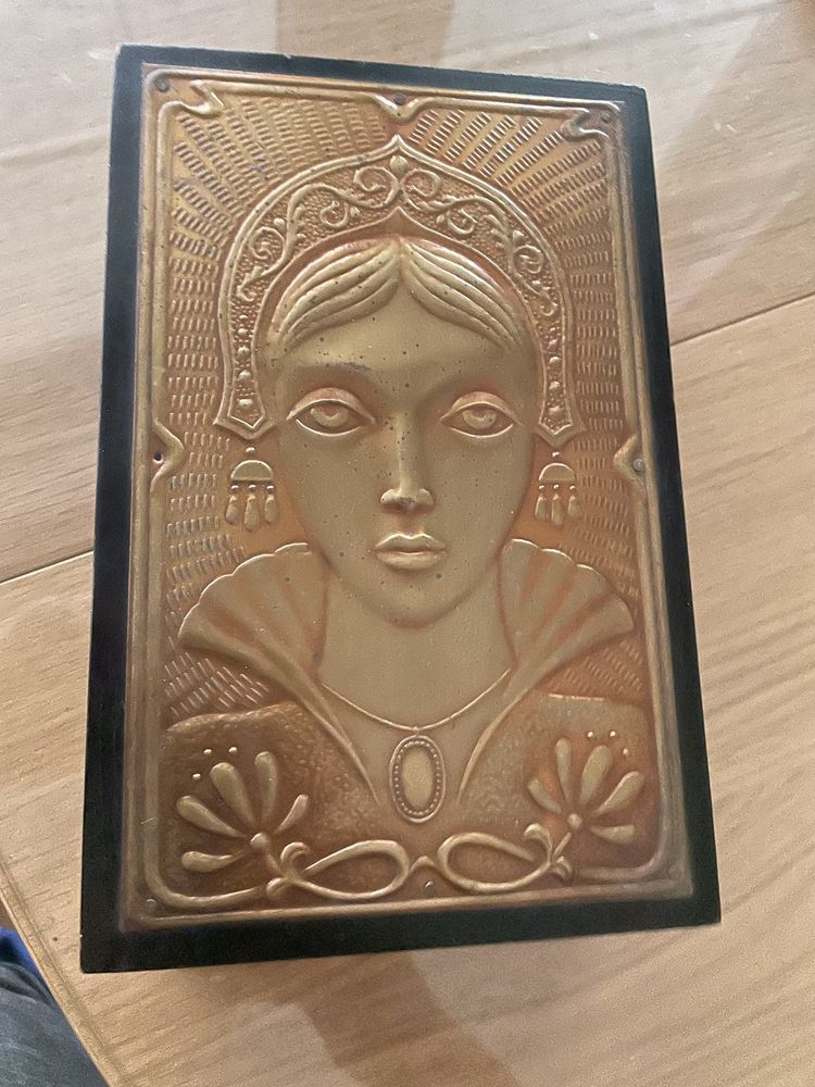 Pudełko drewniane metaloplastyka