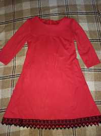 Червона сукня із мереживом