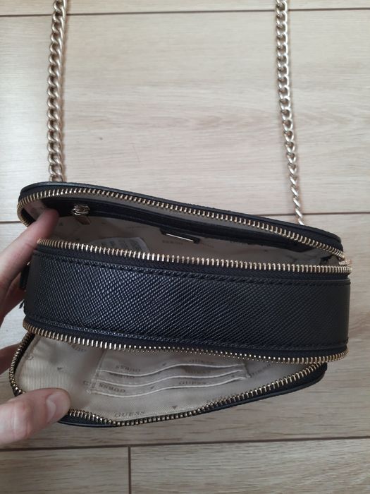 Czarna torebka Guess