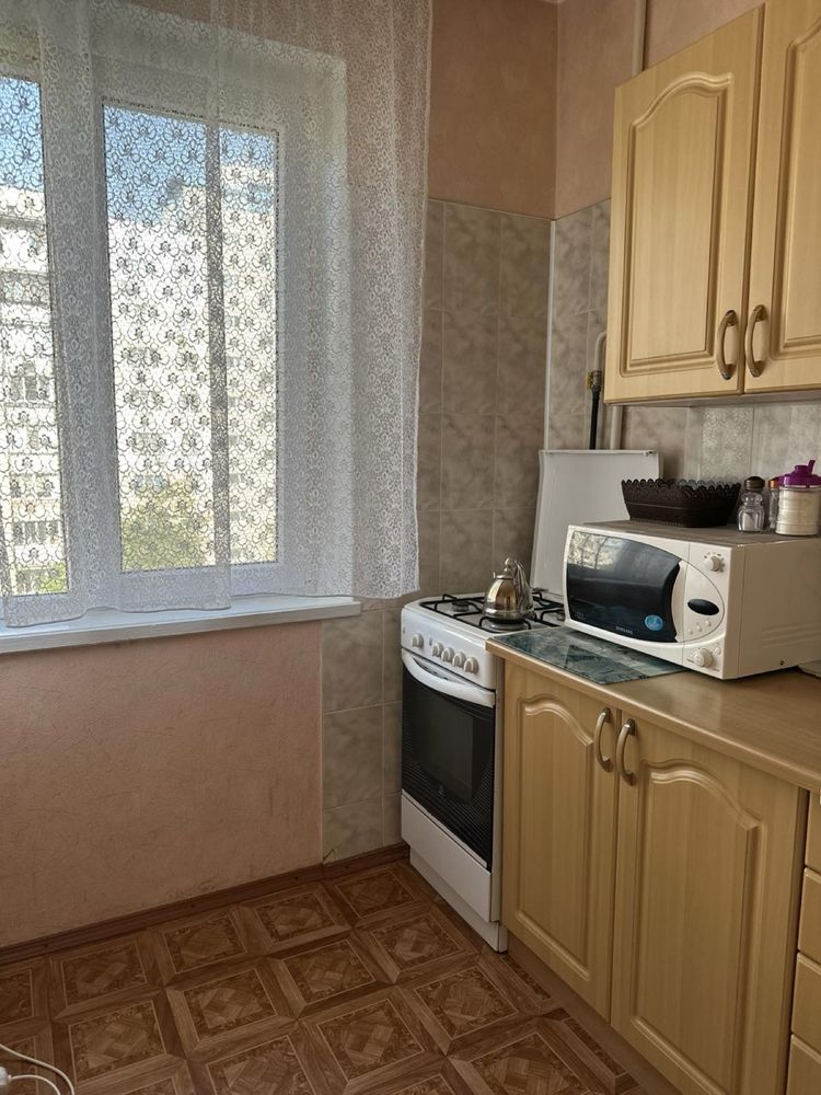 Здам квартиру в 5хв. до метро.