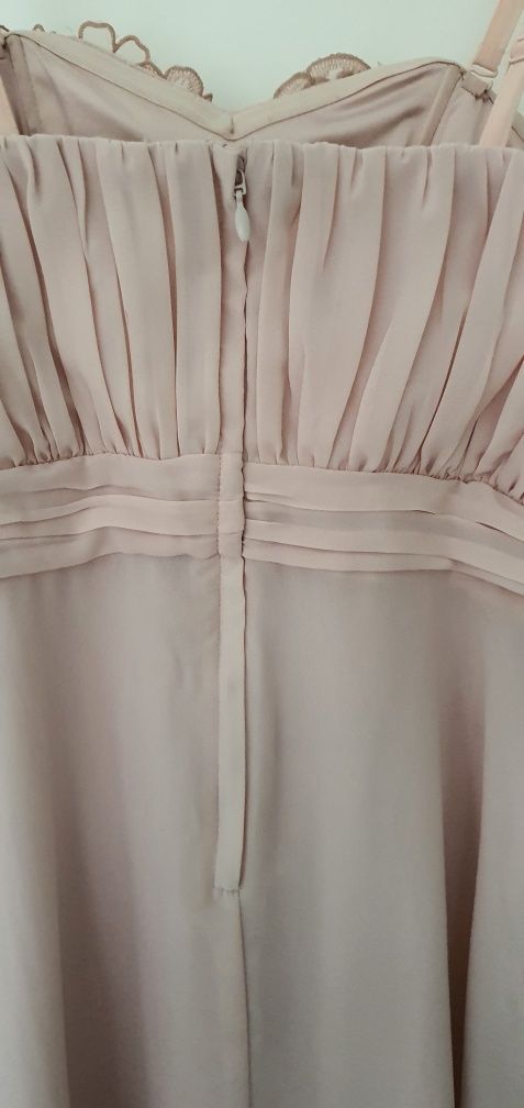 Różowa sukienka elegancka