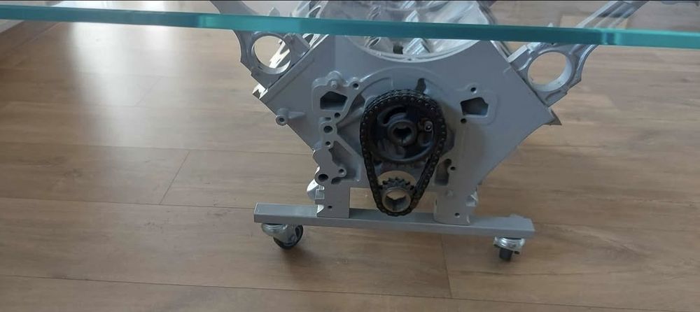 Stolik kawowy z silnika V8