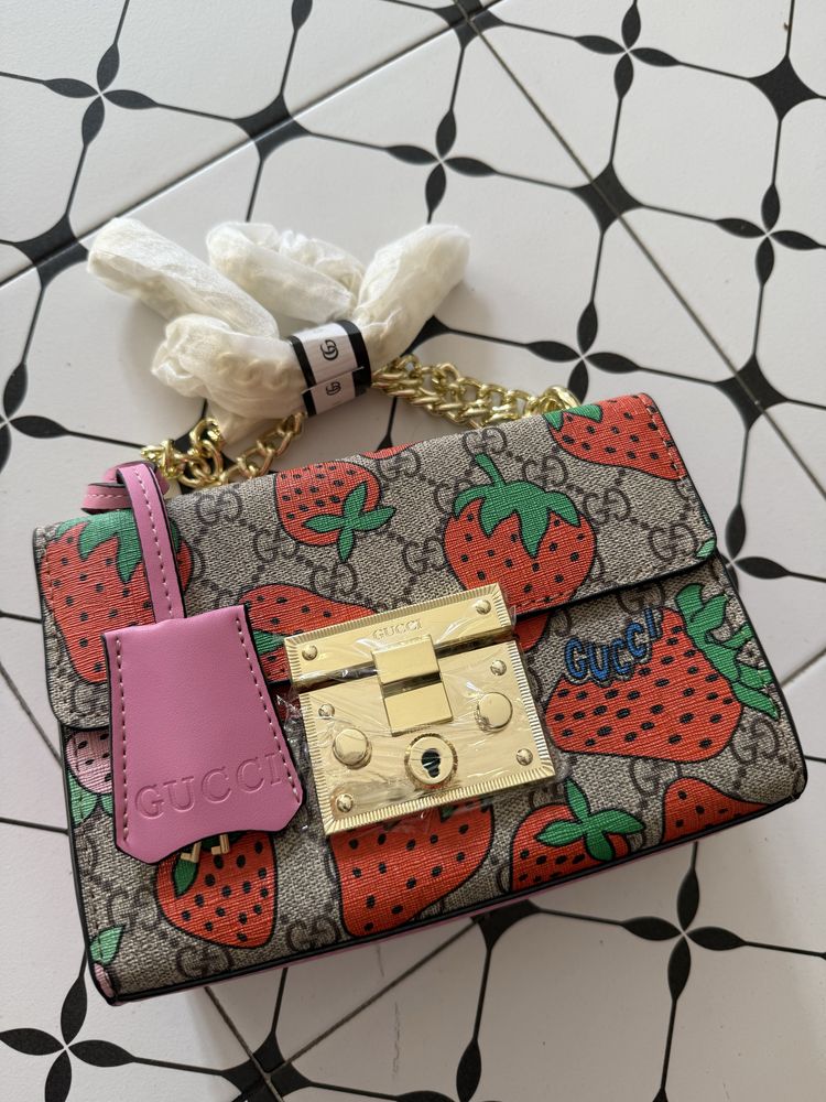 Gucci strawberry kuferek w truskawki listonoszka kolorowa torebka wios