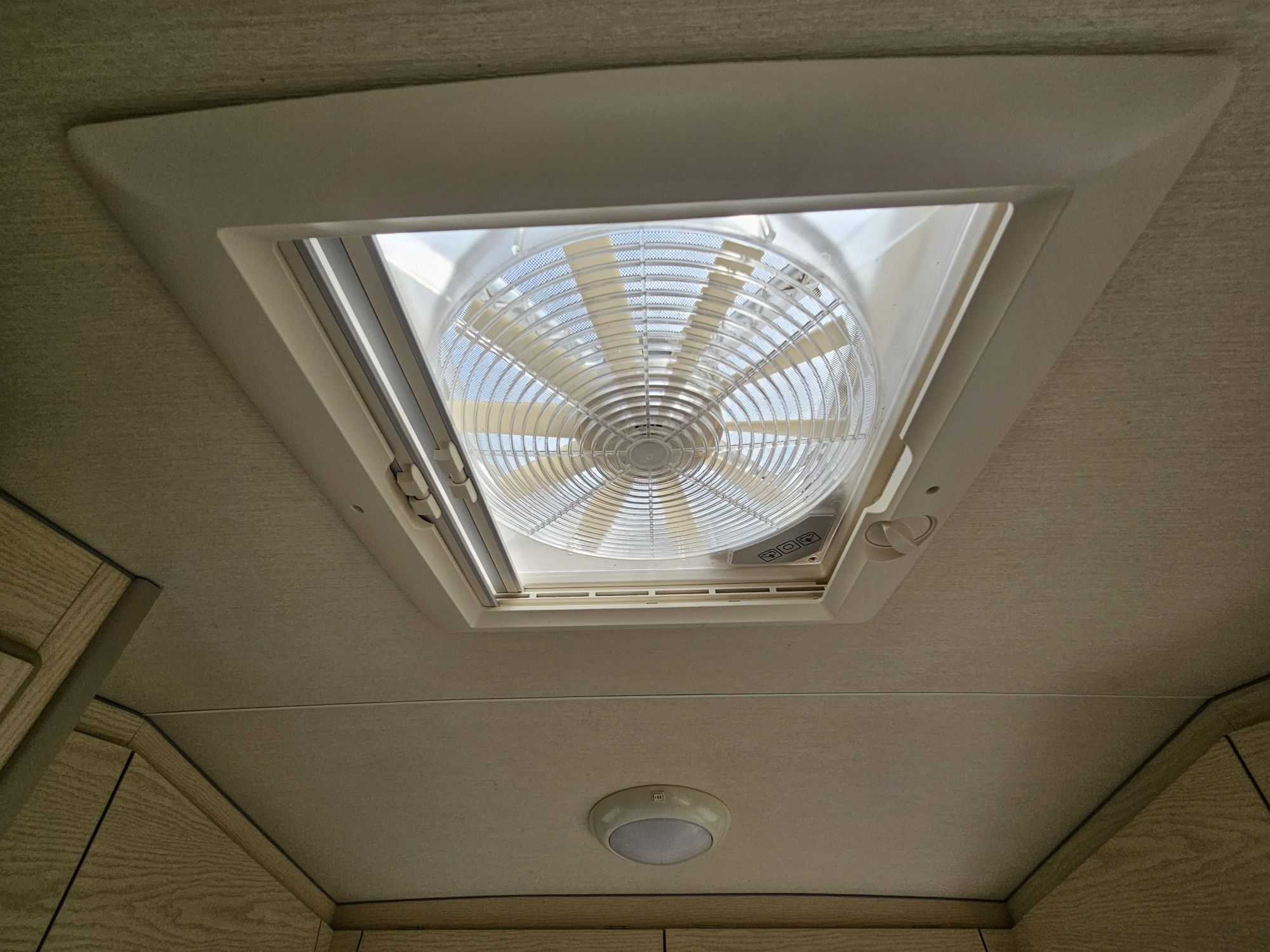 Przyczepa kempingowa Avento 445 Zarejestrowana Przedsionek Solar Bojle