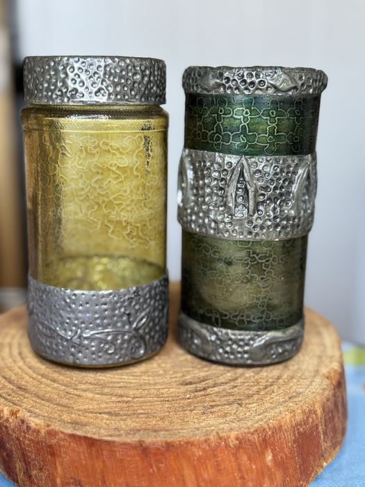 Frascos decorativos antigos de vidro e metal decorado com esstanho