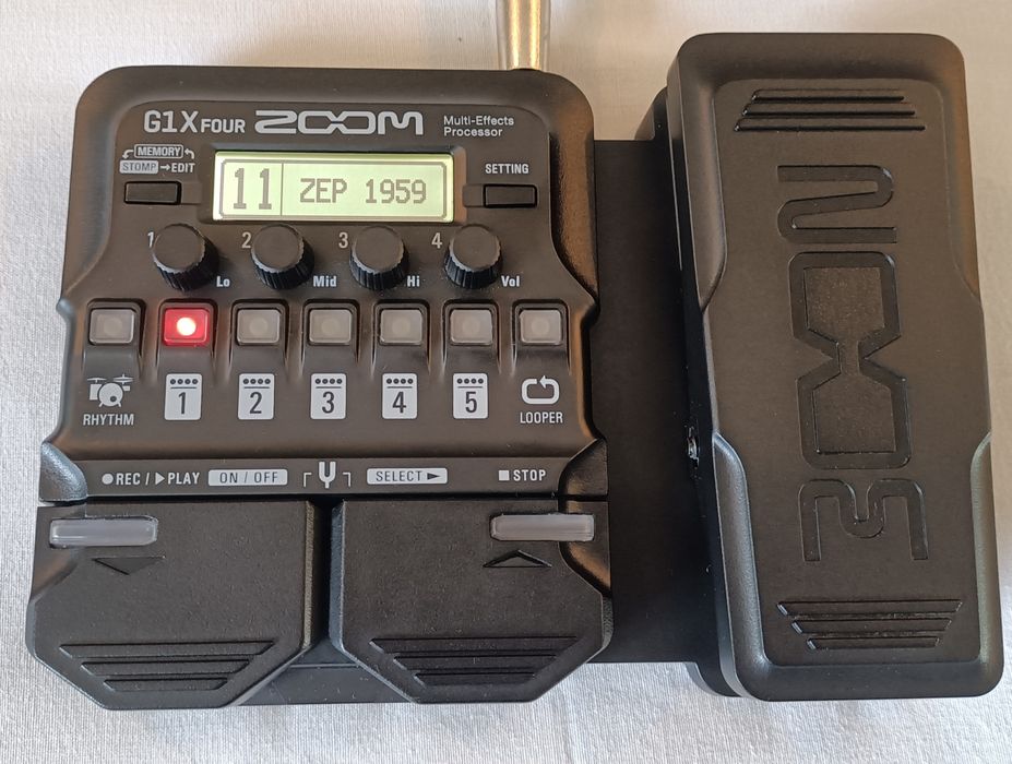 Zoom G1X FOUR - Pedal multiefeitos para guitarra elétrica. Novo!
