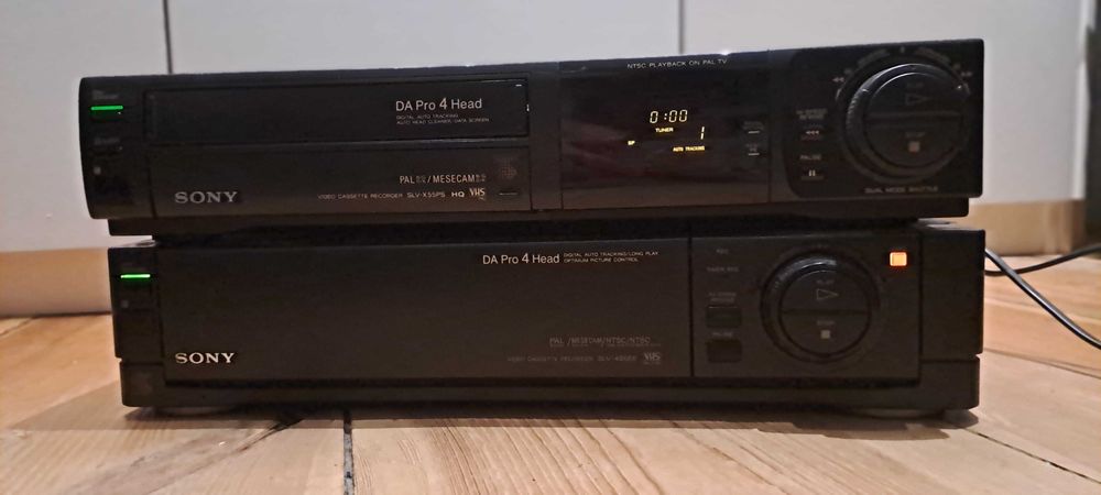 Dwa odtwarzacze video/magnetowidy firmy Dwa odtwarzacze video Sony.