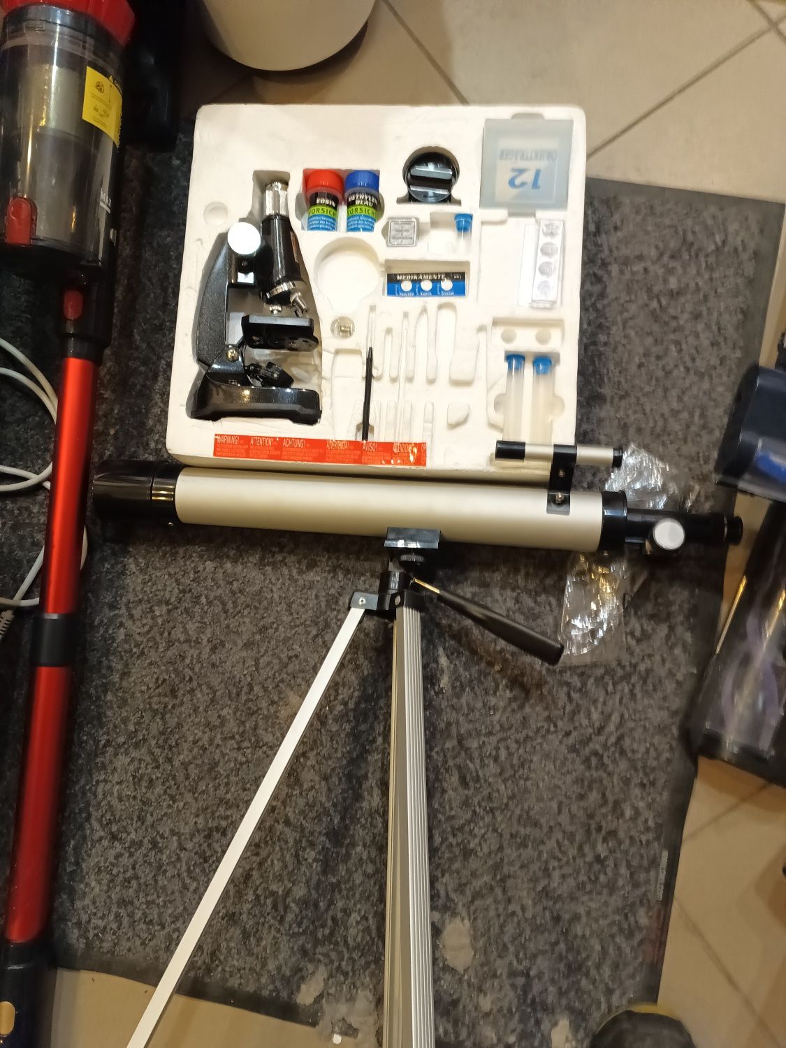 Teleskop dwa Jupiter i mikroskop