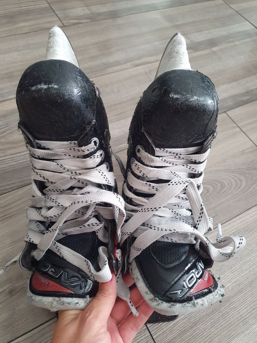 Łyżwy hokejowe Bauer Vapor X3.5 w rozmiarze 2.5.