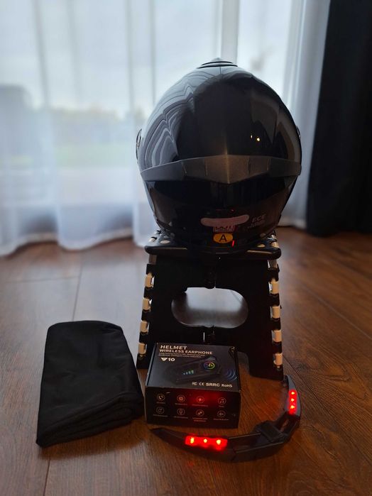 Kask motocyklowy z akcesoriami