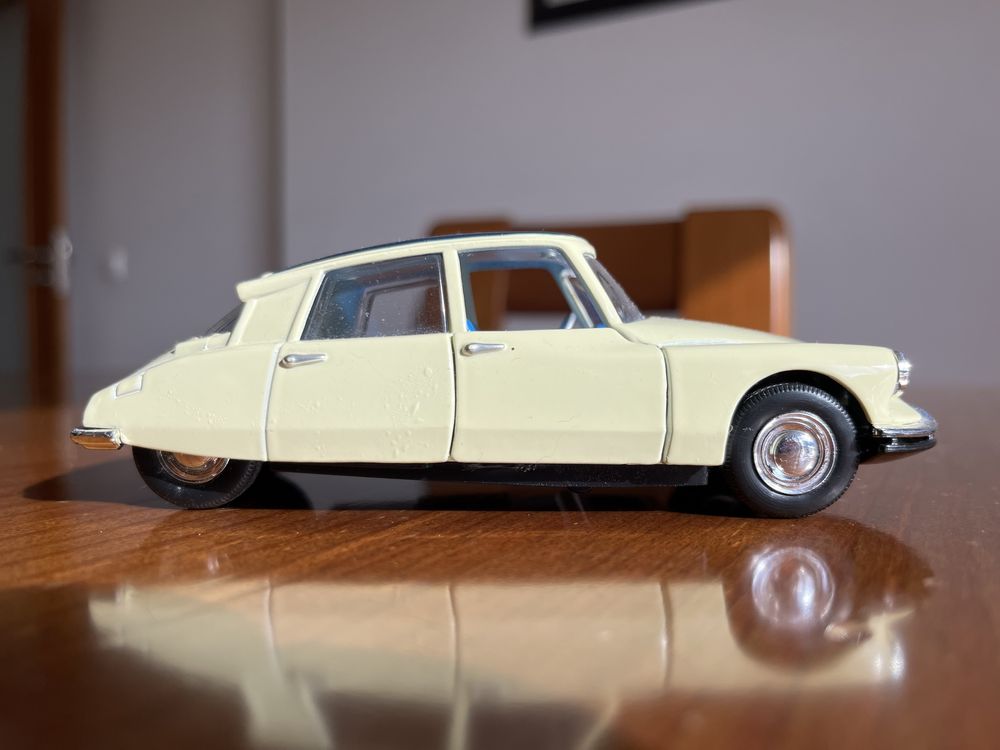 Carro de coleção Citroen DS 19 1/32