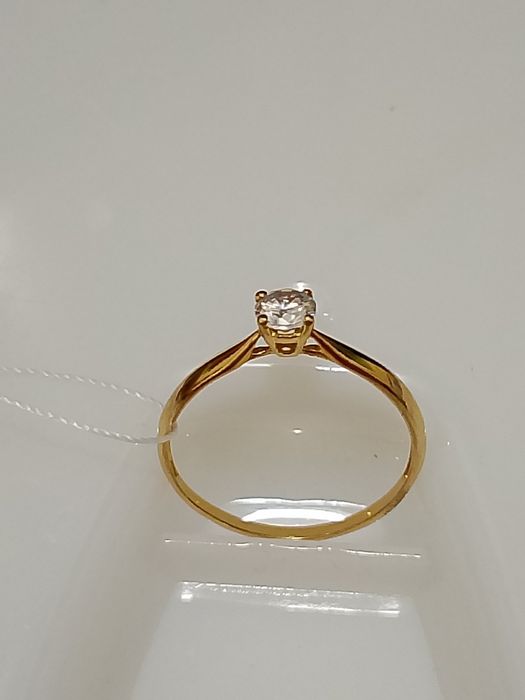 Золотое кольцо с фианитом 375 пробыбы.