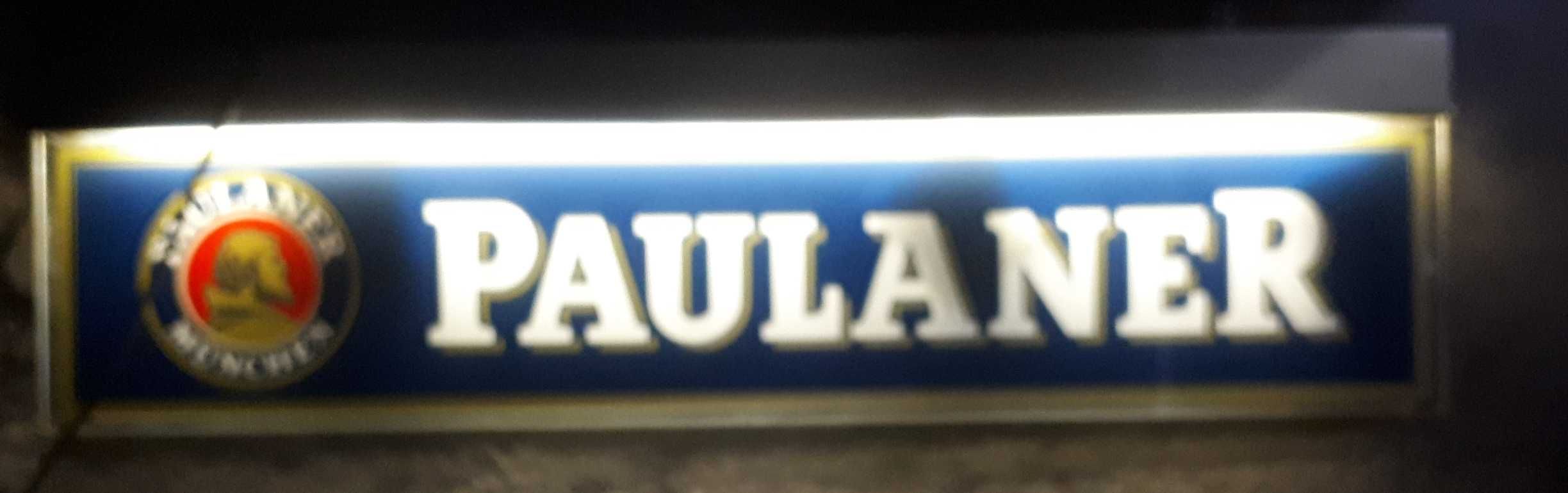 Световая вывеска Paulaner.