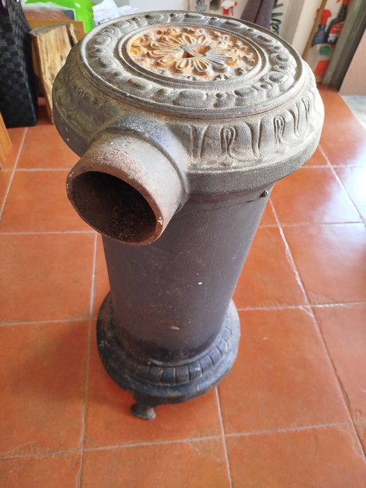 Salamandra antiga redonda a lenha em ferro