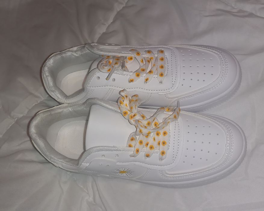 Кросівки білі продам наві 25 см.