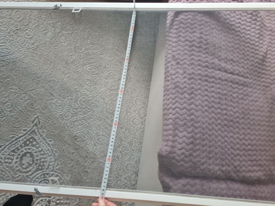 Продам за 350 грн. нову віконну раму з москітною сіткою 128 × 60 см.