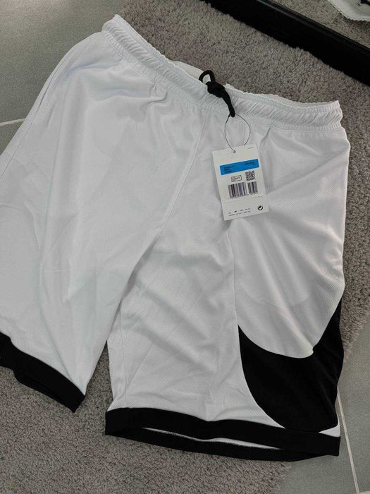 Шорти NIKE в наявності розмір M та L