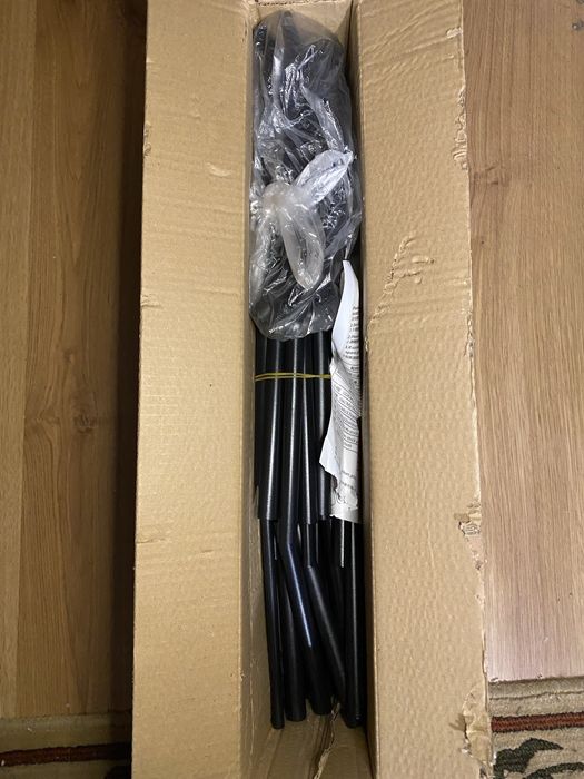 Metalowy regał z półkami na buty i wieszakami na ubrania