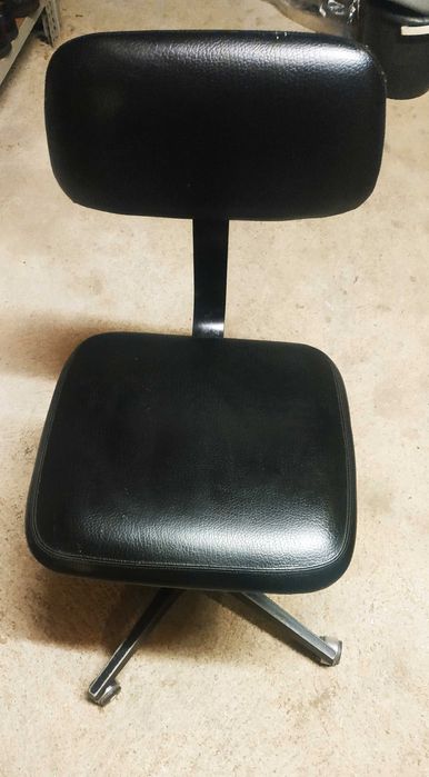 Cadeira usada. Libertar espaço.