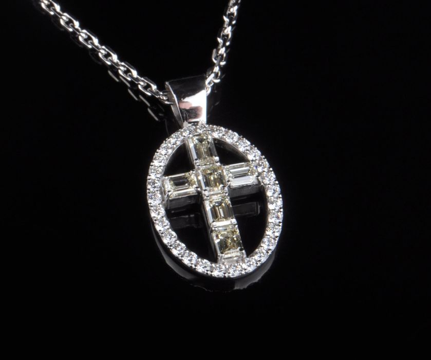 Крест-кулон из белого золота с бриллиантами - 1.1ct