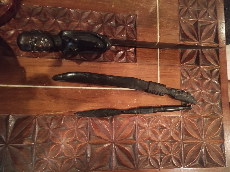 Boneco de pau pretoe peças em Africano
