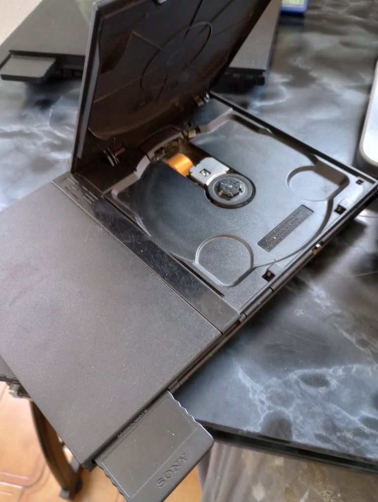 DOIS PS 2 SOMENTE CONSOLA COM 1 dvd CADA.
