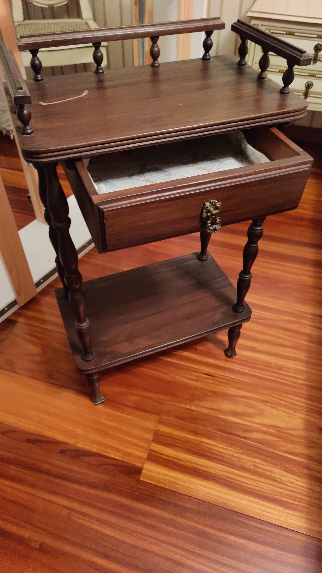 Mesa de apoio em madeira maciça