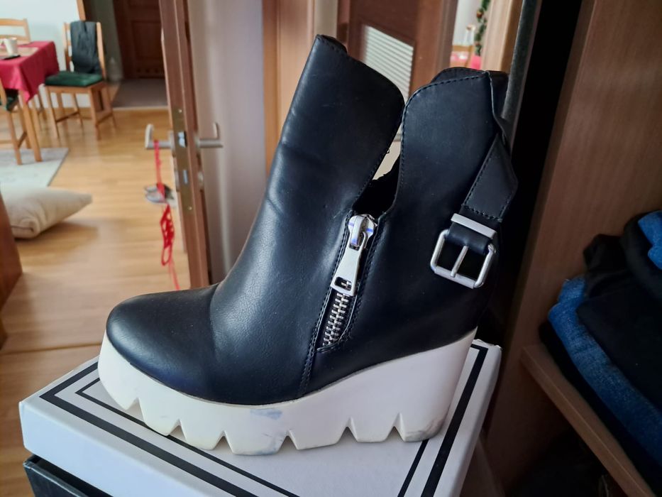 Buty damskie na koturnie