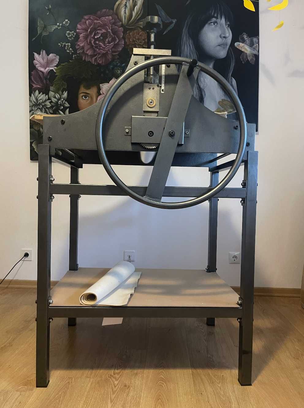 Tórculo profissional de estampagem e gravura