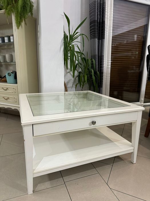 Drewniany stolik kawowy ze szklaną szybą
