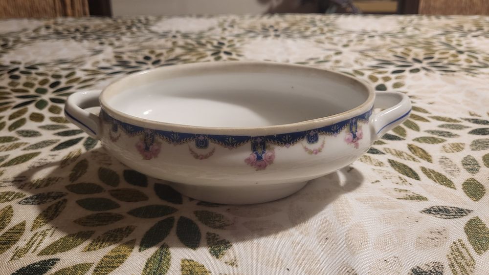 Conjunto Vista Alegre com Pires, manteigueira, travessa e terrina