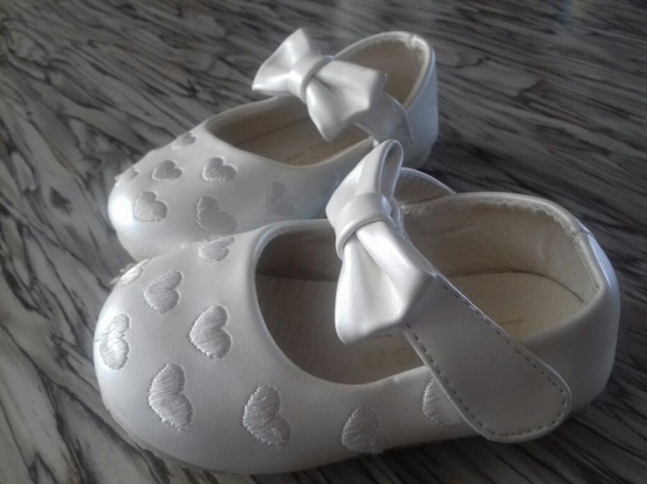 Białe buciki buty balerinki chrzest roczek