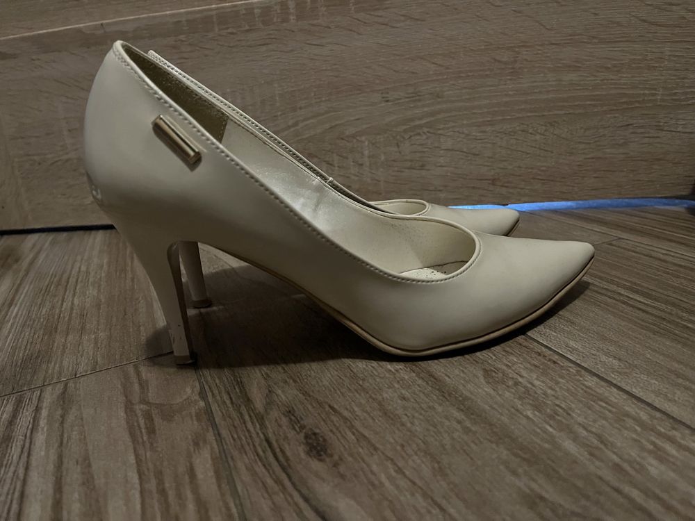 skórzane lakierowane szpilki nude rozm. 40
