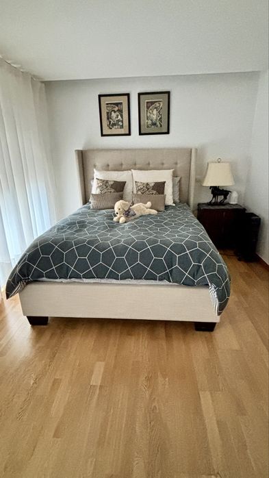 Cama de casal + colchão + mesa de cabeceira e comoda