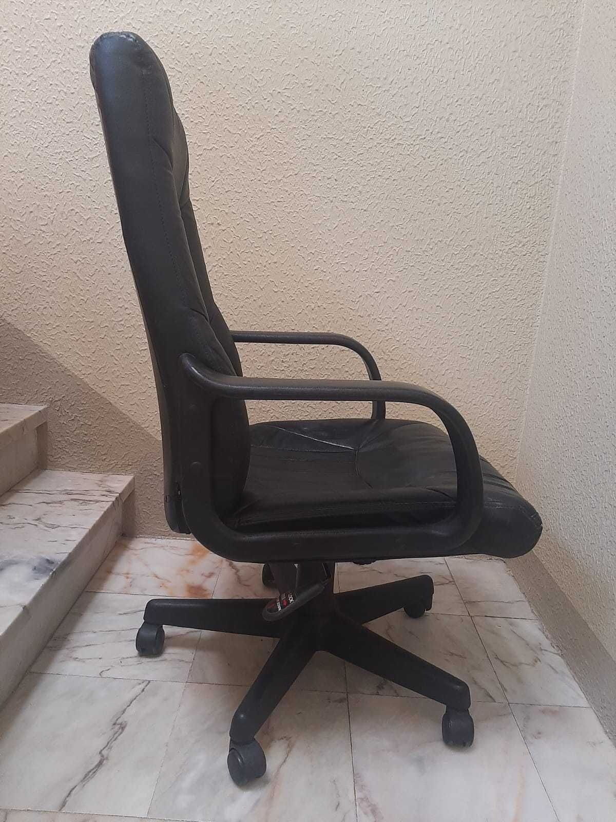 Cadeira preta de escritório (secretária)_Oportunidade