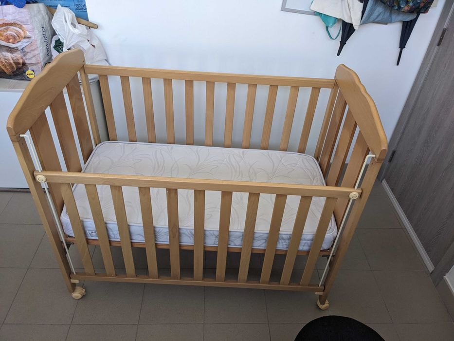 Cama de bebé em madeira – com altura ajustável